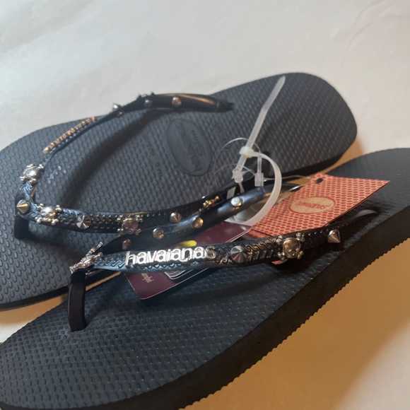 Havaianas Skull Crossbones Slim Hardware Studded Spikes Black Flip flops Slides - Picture 7 of 13